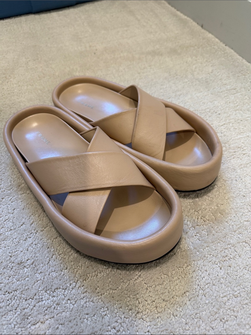 FRAME Le Laurel Slide Sandals In Oatmeal EU38